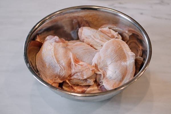 Adding chicken to the marinade bowl, jcghk.dfhdjkvfj.cf