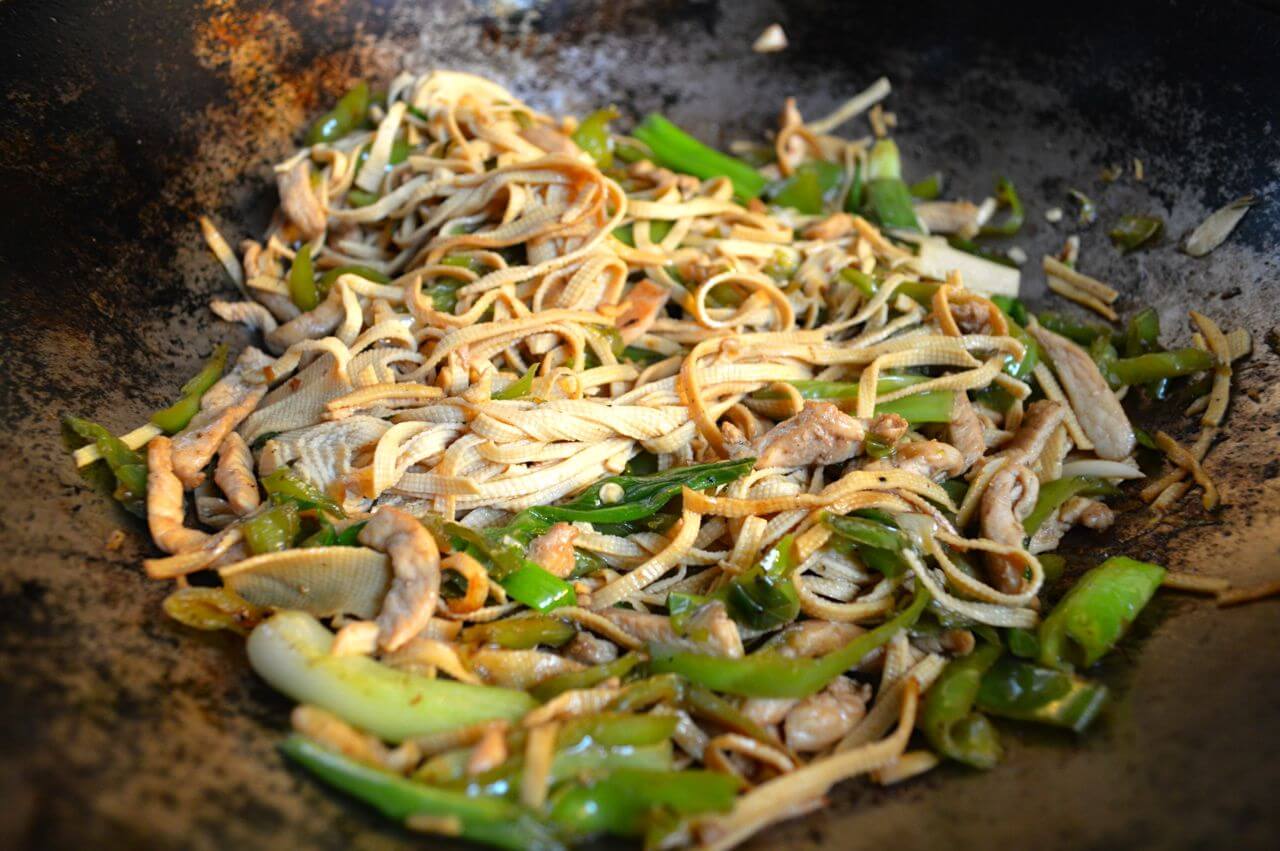 tofu noodle stir-fry with green peppers and chicken