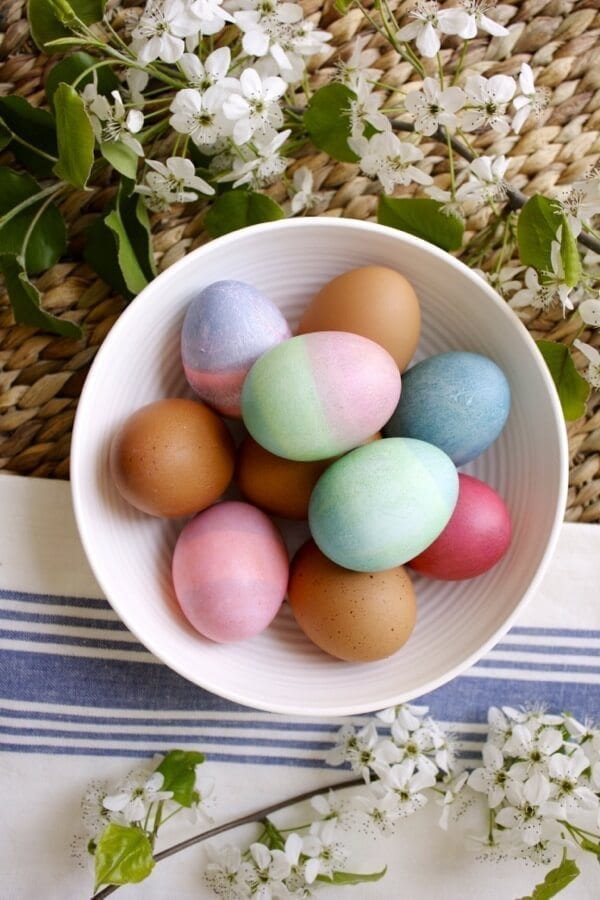 egg-dyeing