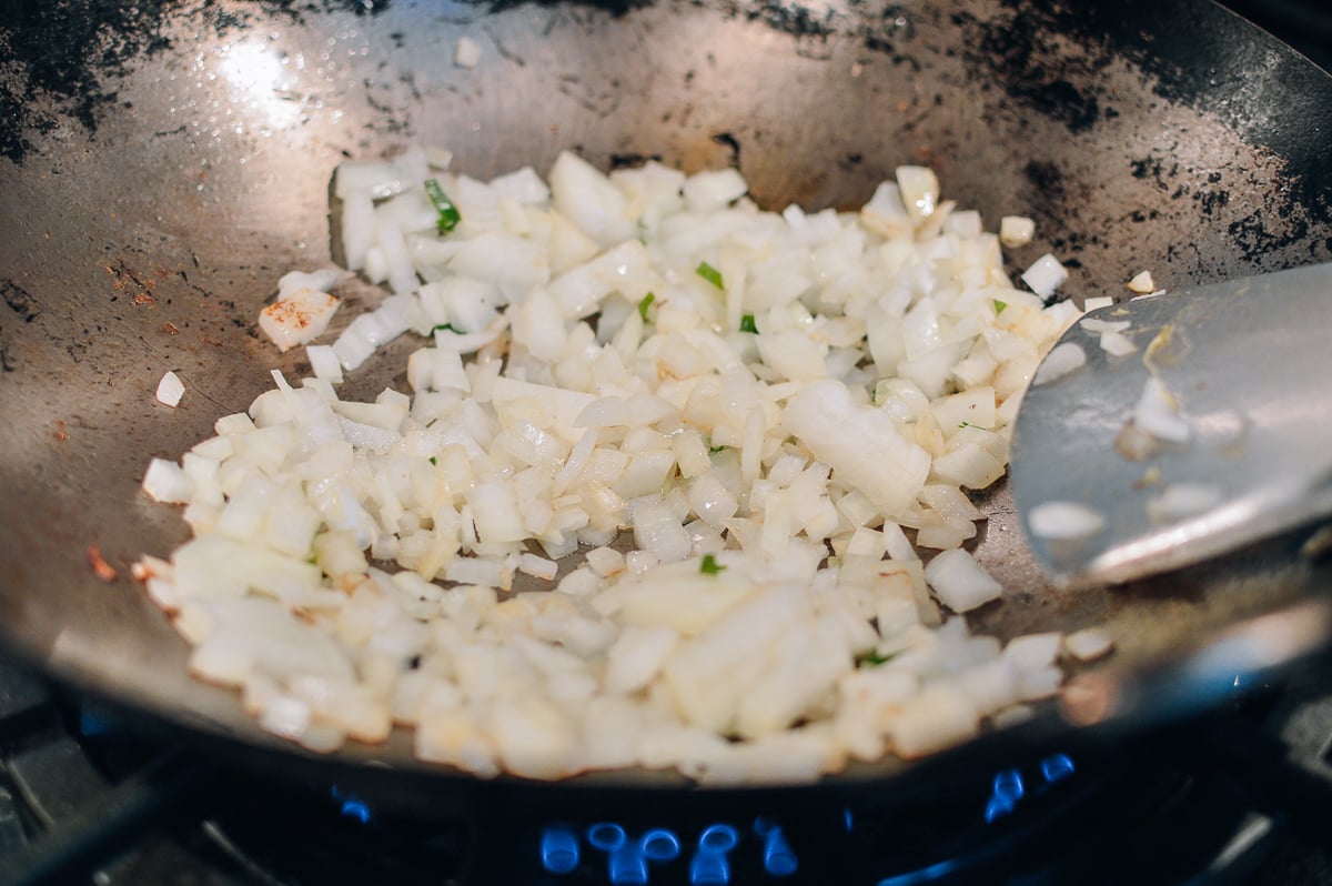 Stir-frying chopped onions in wok, jcghk.dfhdjkvfj.cf