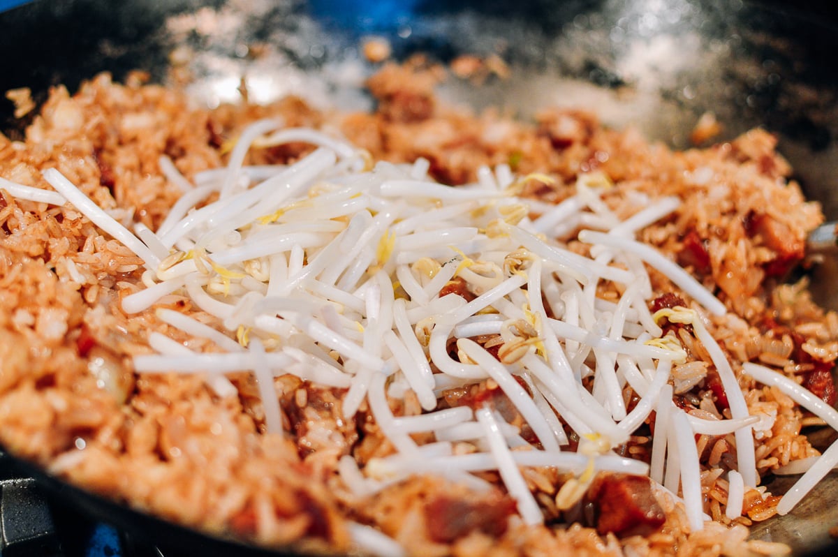 Adding mung bean sprouts to fried rice, by jcghk.dfhdjkvfj.cf