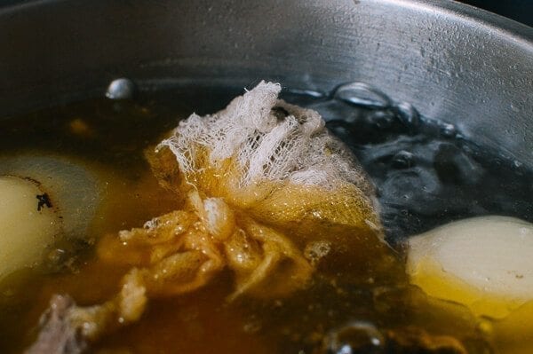 Aromatics tied in cheesecloth in broth, by jcghk.dfhdjkvfj.cf