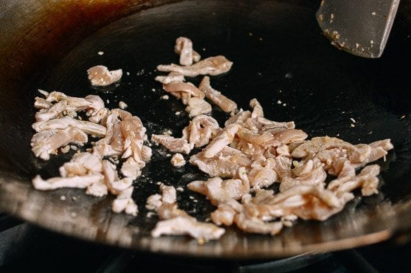 Stir-frying shredded chicken in wok, by jcghk.dfhdjkvfj.cf