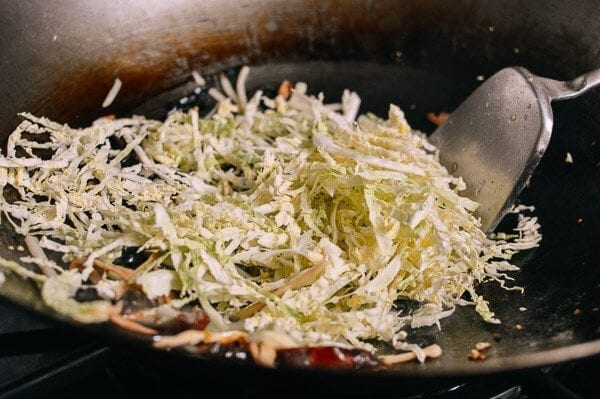 Adding shredded cabbage to wok, by jcghk.dfhdjkvfj.cf