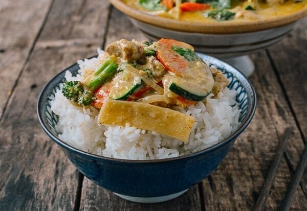 Green Curry Chicken over bowl of rice, by jcghk.dfhdjkvfj.cf