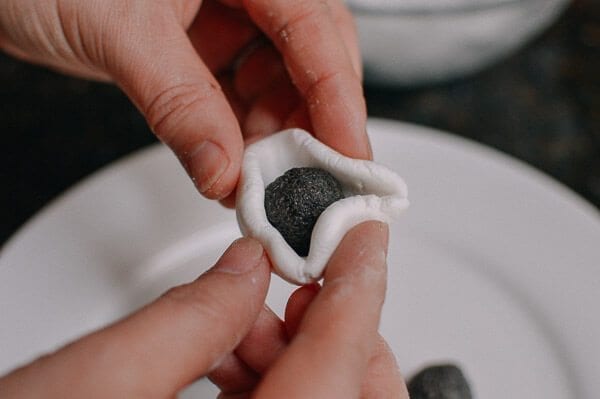 Tang Yuan (Sweet Rice Balls with Black Sesame Filling), by jcghk.dfhdjkvfj.cf