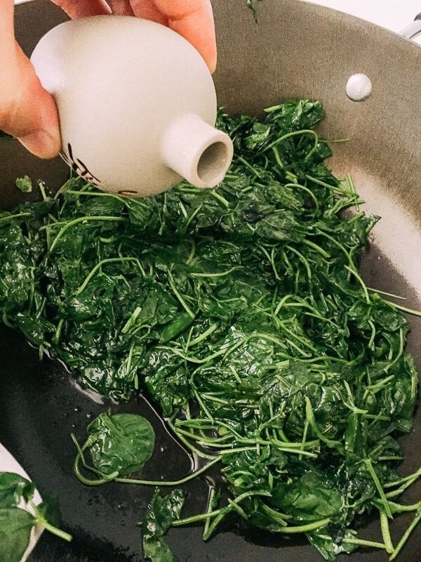 Sautéed Edible Clover (Chao Tou - 炒头) - bai jiu poruing into clover and wok, by jcghk.dfhdjkvfj.cf