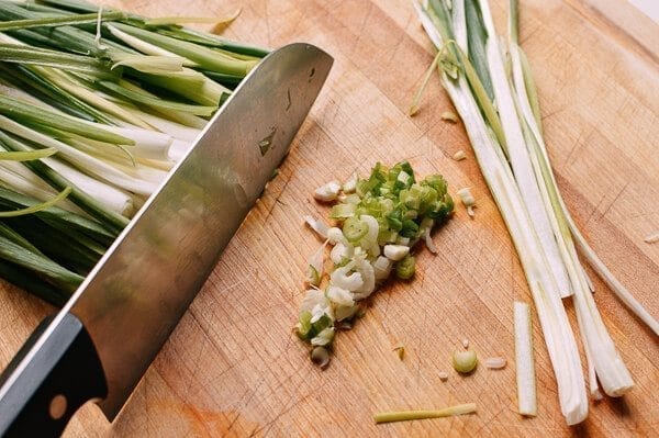 scallions on a cutting board, by jcghk.dfhdjkvfj.cf