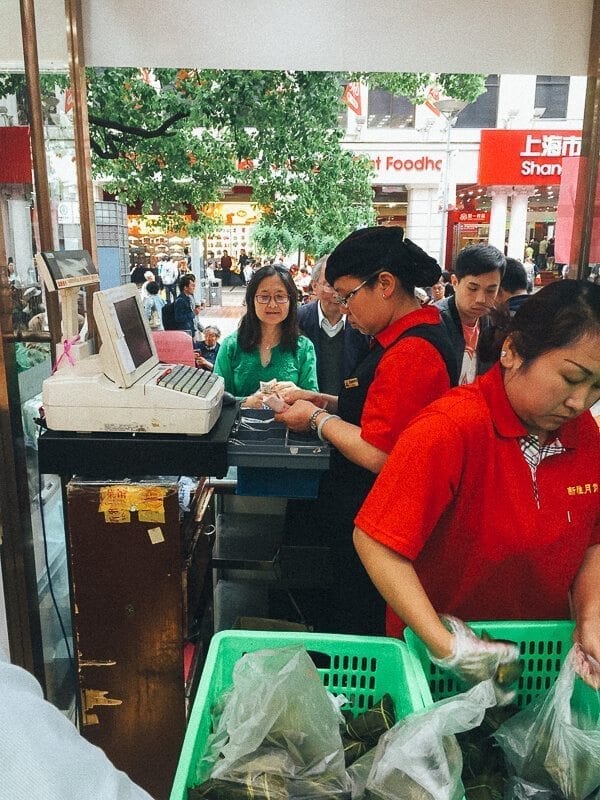 Judy paying for zongzi in Shanghai  by jcghk.dfhdjkvfj.cf