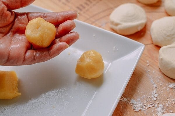 filling balls for Cantonese Steamed Custard Buns (Nai Wong Bao), by jcghk.dfhdjkvfj.cf
