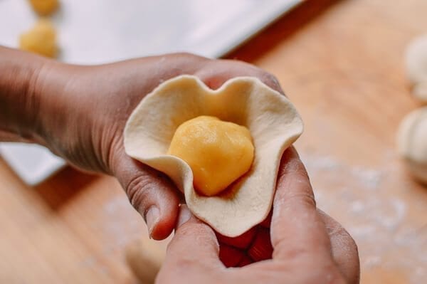 wrapping filling in dough for Cantonese Steamed Custard Buns (Nai Wong Bao), by jcghk.dfhdjkvfj.cf