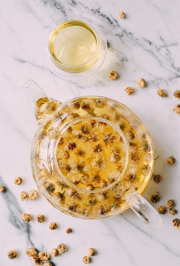 Chrysanthemum Tea Benefits (and How to Make It)