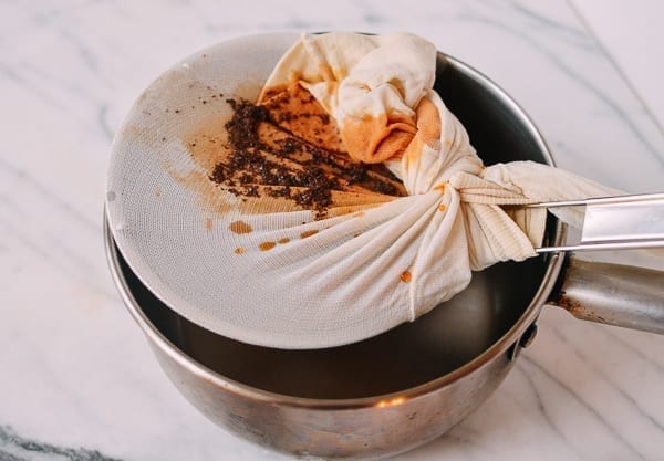 Hong Kong Milk Tea filtering tea through pantyhose, by jcghk.dfhdjkvfj.cf