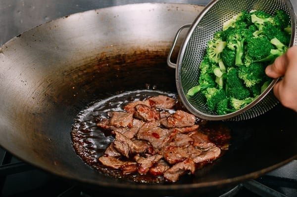 Adding beef and broccoli to wok, jcghk.dfhdjkvfj.cf