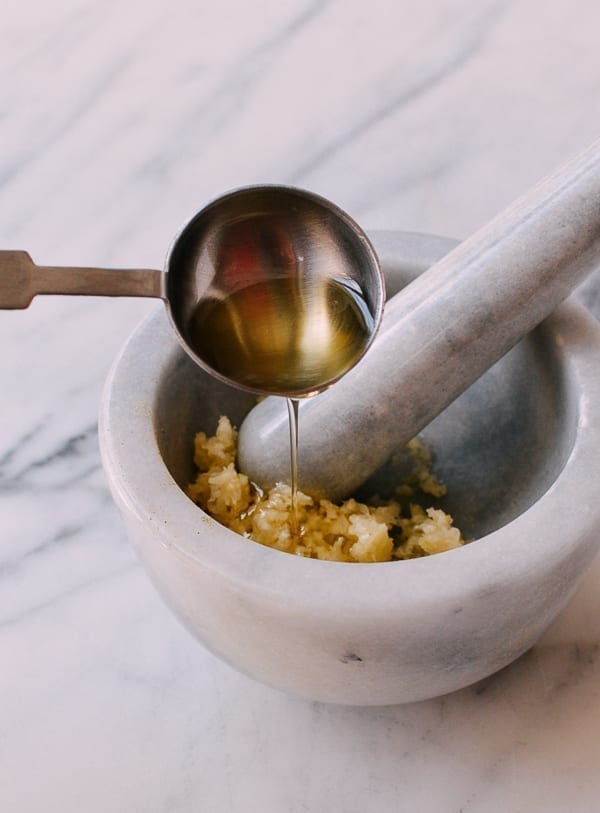 Mixing crushed garlic with olive oil, jcghk.dfhdjkvfj.cf