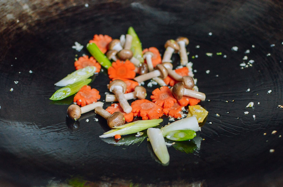 Ginger, garlic, carrot, mushrooms, and scallions in wok, jcghk.dfhdjkvfj.cf
