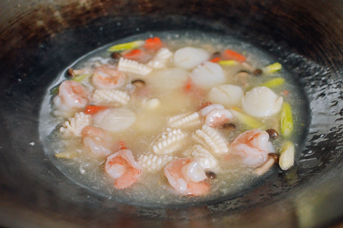 Seafood in white sauce in wok, jcghk.dfhdjkvfj.cf