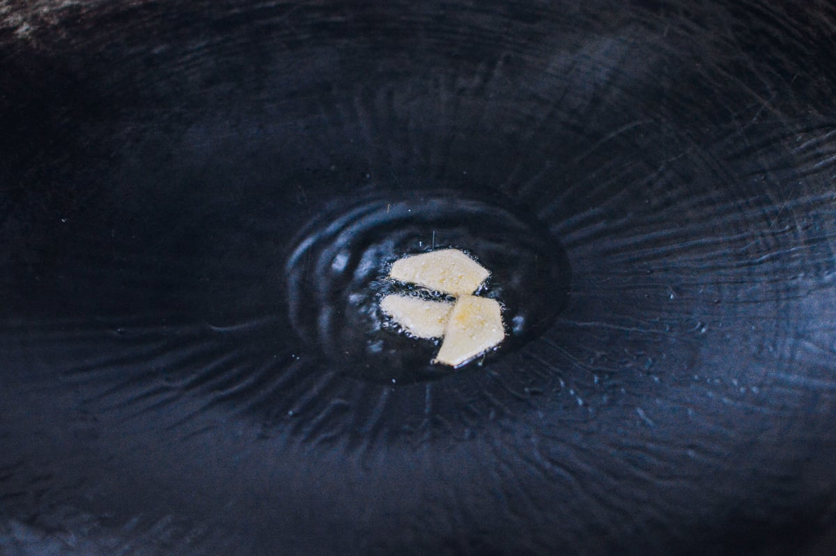 Frying ginger slices in oil, jcghk.dfhdjkvfj.cf
