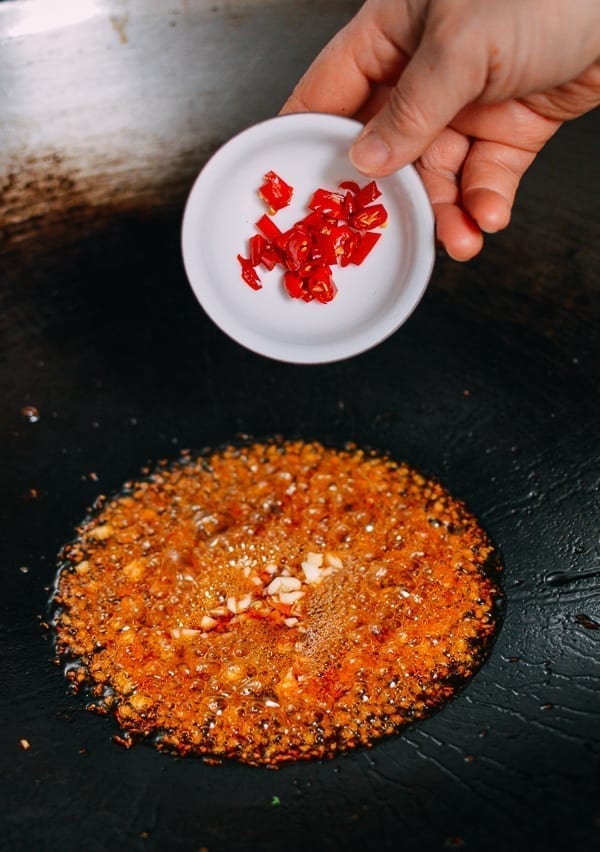 Adding chilies to wok, jcghk.dfhdjkvfj.cf
