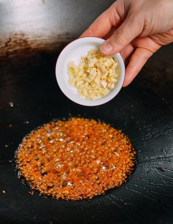 Adding garlic to wok, jcghk.dfhdjkvfj.cf