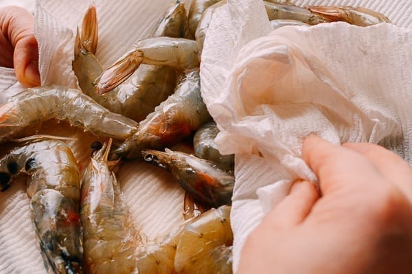 Patting shrimp dry with paper towel, jcghk.dfhdjkvfj.cf
