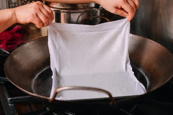 Lifting rice noodle on cloth out of pan, jcghk.dfhdjkvfj.cf