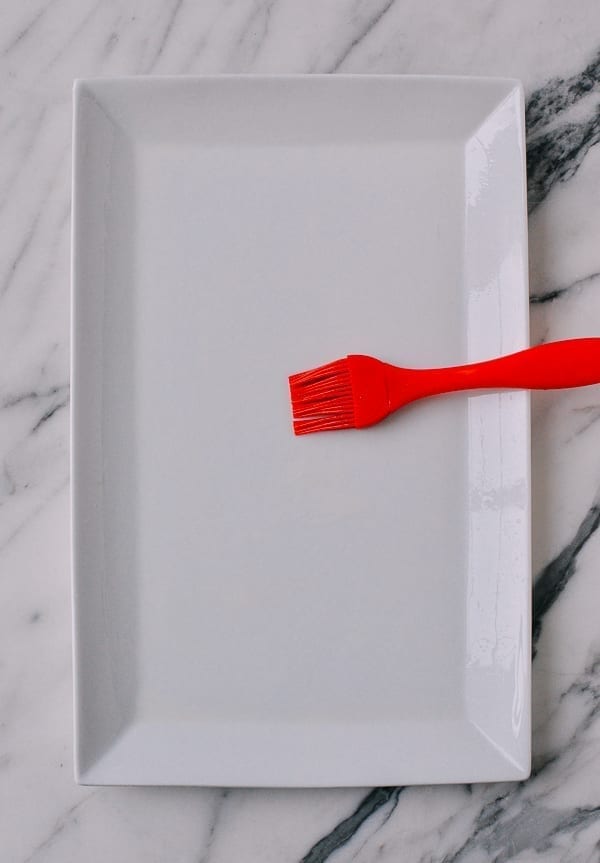 Brushing oil on plate, jcghk.dfhdjkvfj.cf