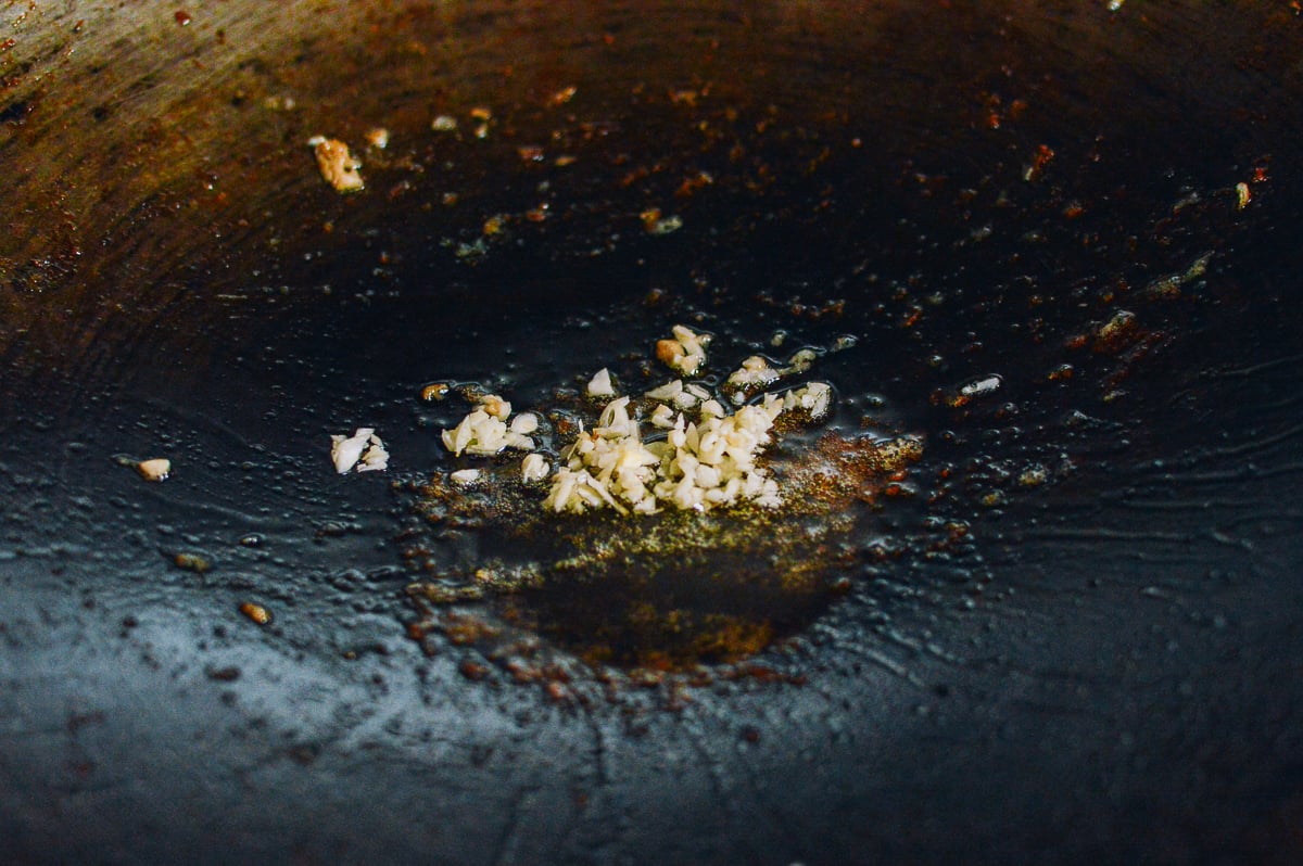 Garlic in oil in wok, jcghk.dfhdjkvfj.cf
