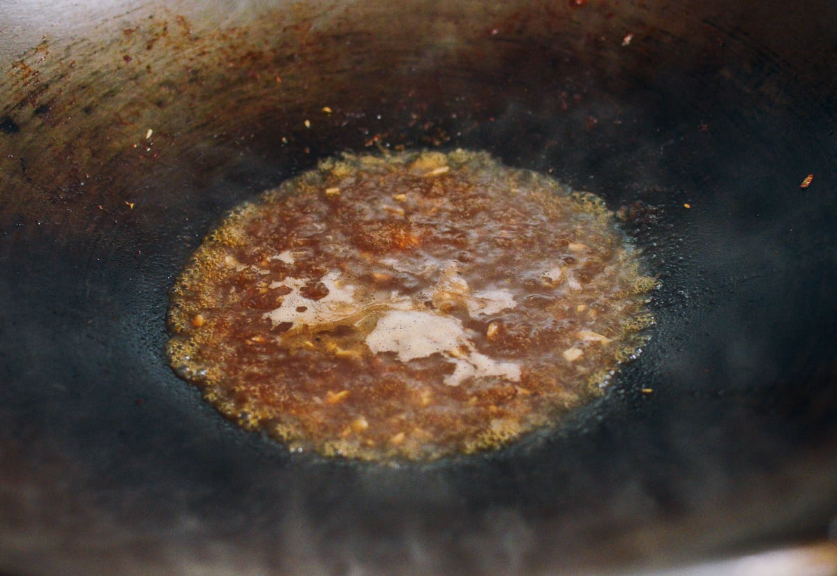 Sauce mixture added to wok, jcghk.dfhdjkvfj.cf