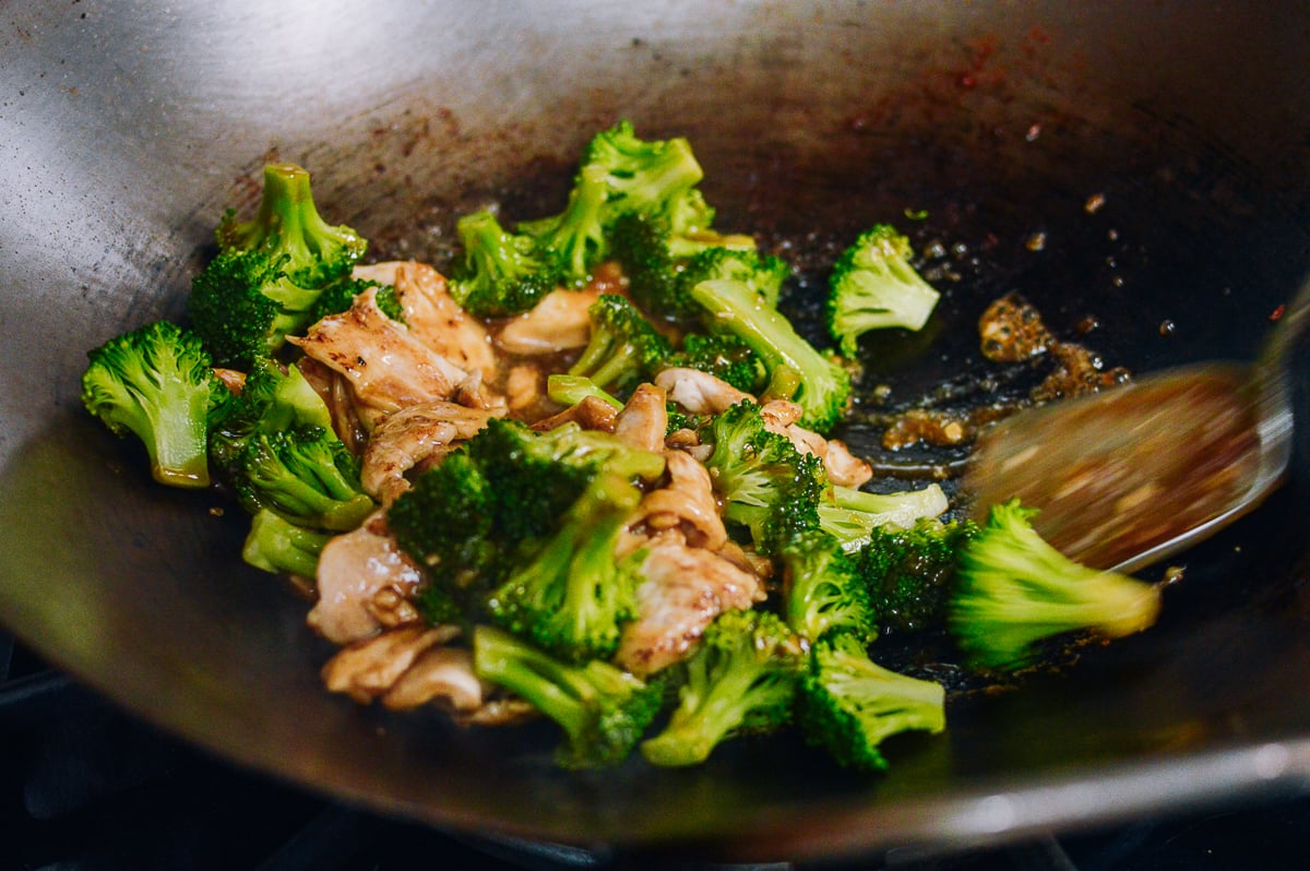 Stir-frying Chinese chicken and broccoli, jcghk.dfhdjkvfj.cf