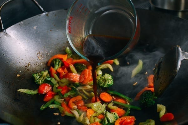 Adding stir-fry sauce to vegetables, jcghk.dfhdjkvfj.cf