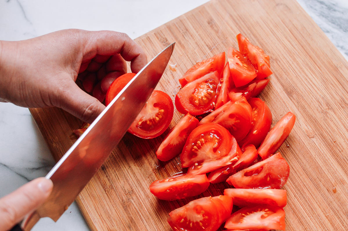 Cutting tomatoes into wedges, jcghk.dfhdjkvfj.cf