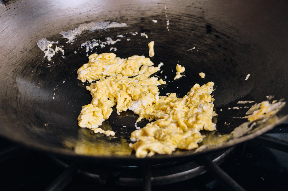 Scrambling eggs in a wok, jcghk.dfhdjkvfj.cf