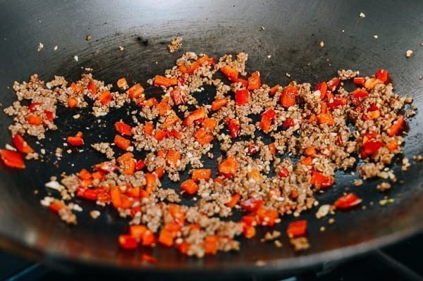 Stir-frying pork, bell pepper, chilies, and garlic, jcghk.dfhdjkvfj.cf