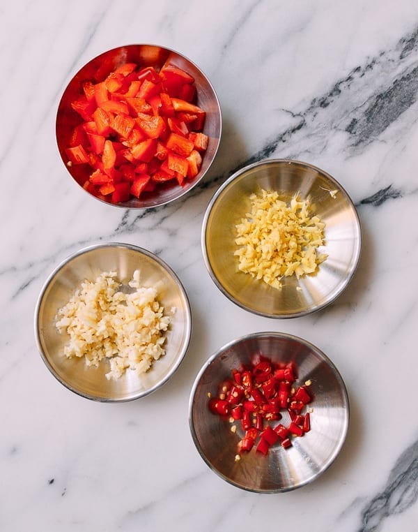 Diced bell peppers, garlic, ginger, and chilies, jcghk.dfhdjkvfj.cf