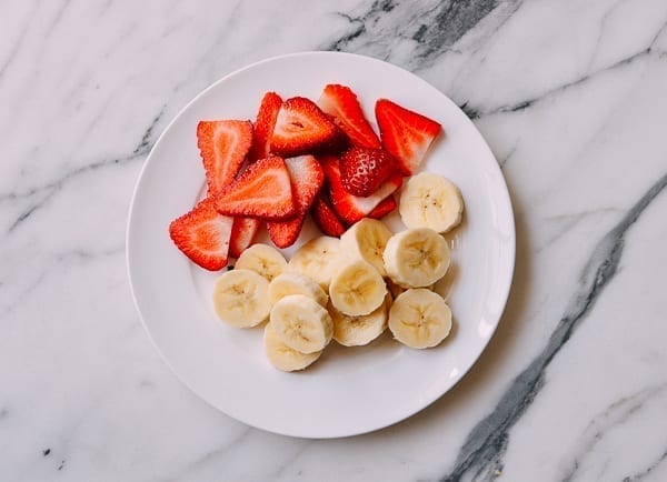Sliced strawberries and bananas, jcghk.dfhdjkvfj.cf