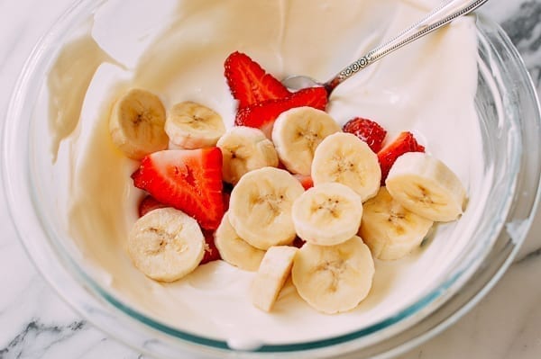 Folding sliced strawberries and bananas into yogurt mixture, jcghk.dfhdjkvfj.cf