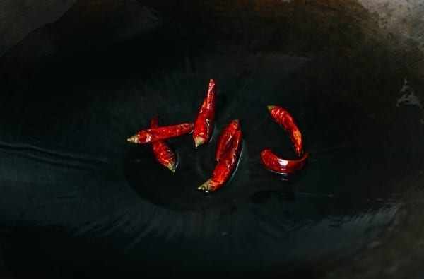 Dried chili peppers in wok, jcghk.dfhdjkvfj.cf