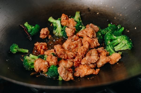 Tossing chicken and broccoli in sauce, jcghk.dfhdjkvfj.cf