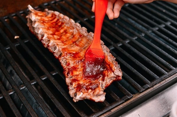 Brushing ribs with BBQ sauce on the grill, jcghk.dfhdjkvfj.cf