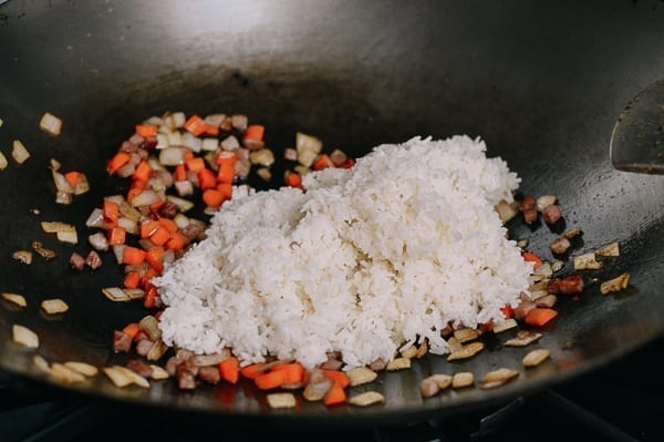Adding cooked rice to wok, jcghk.dfhdjkvfj.cf