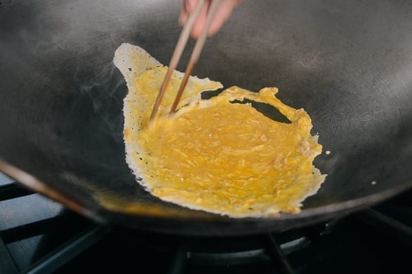 Scrambling eggs for fried rice, jcghk.dfhdjkvfj.cf