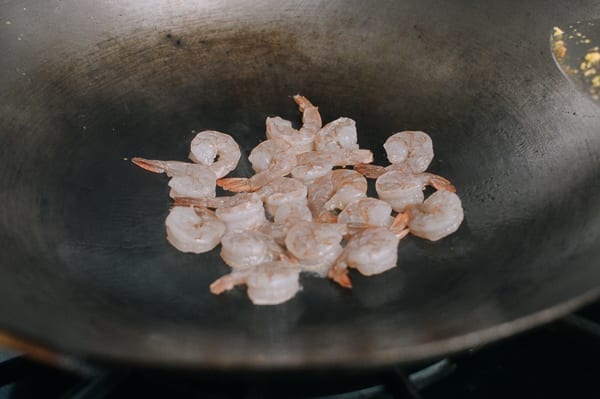 Searing shrimp in a wok, jcghk.dfhdjkvfj.cf