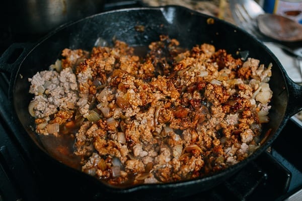 Adding sauce and seasoning to baozi filling, jcghk.dfhdjkvfj.cf