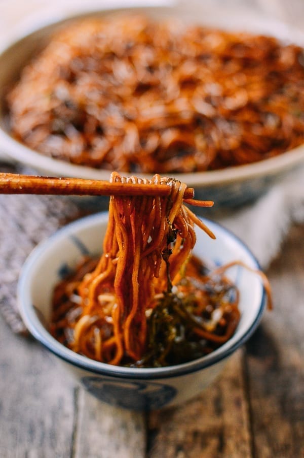Picking up scallion oil noodles with chopsticks, jcghk.dfhdjkvfj.cf