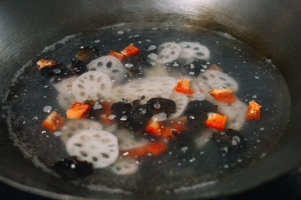 Blanching lotus root, wood ears, and red bell peppers, jcghk.dfhdjkvfj.cf