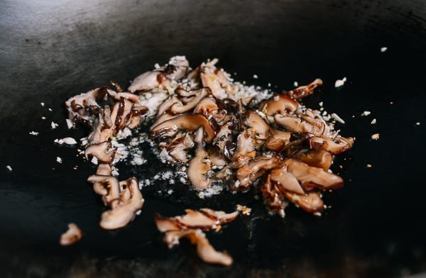 Garlic and shiitake mushrooms in wok, jcghk.dfhdjkvfj.cf