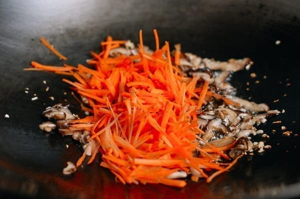 Adding carrots to wok, jcghk.dfhdjkvfj.cf