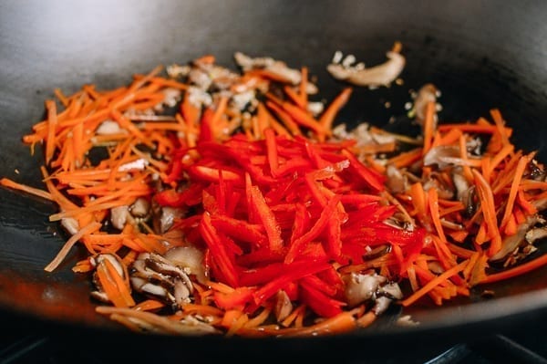 Adding julienned bell peppers to wok, jcghk.dfhdjkvfj.cf