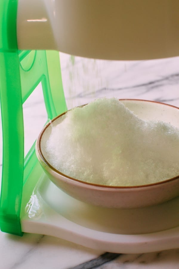 Shaving Ice with manual ice shaving machine, jcghk.dfhdjkvfj.cf